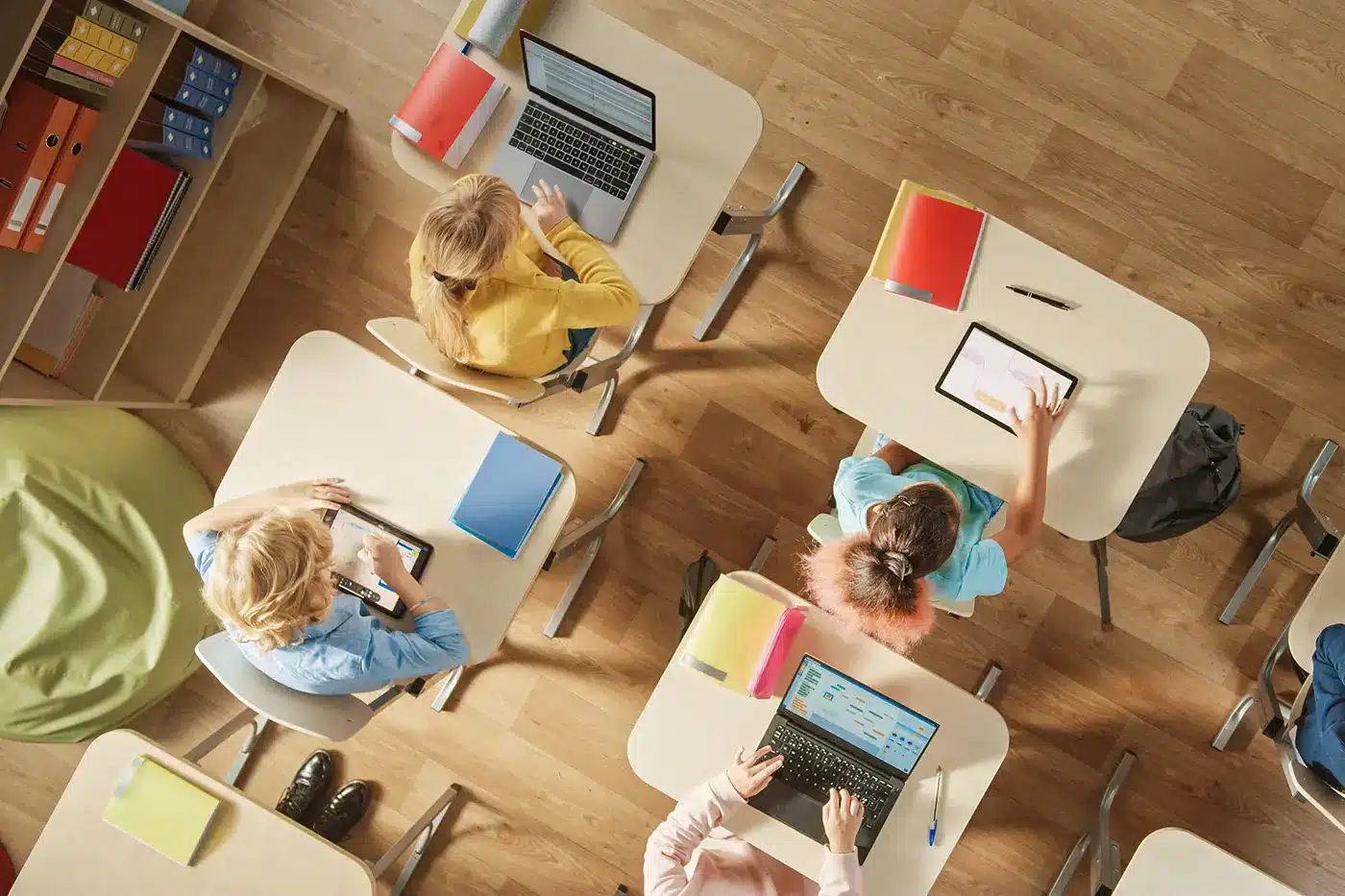 Bambini usano tablet e pc a scuola a Milano