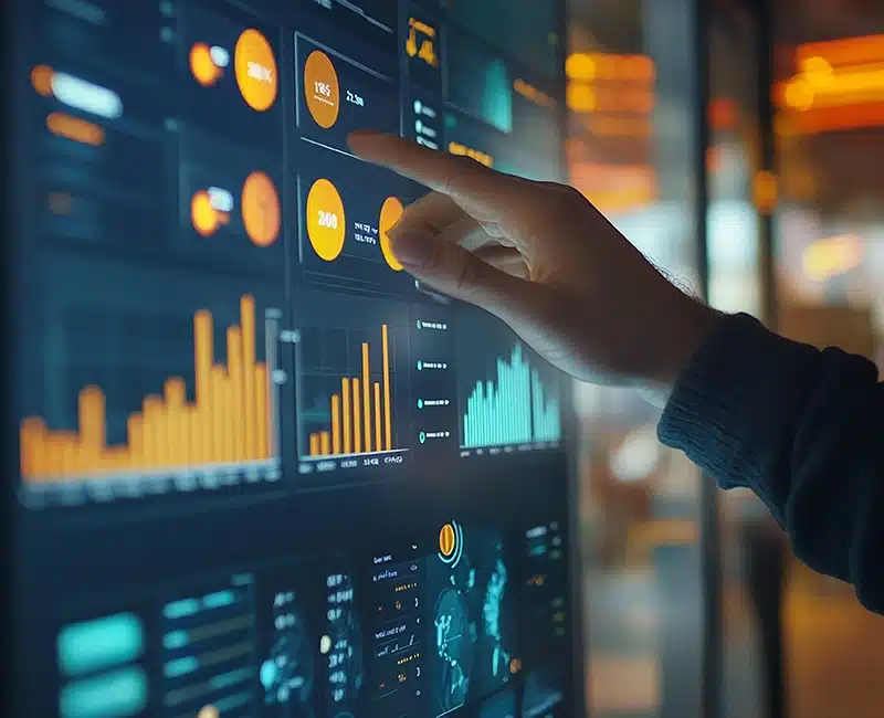 Dipendente tocca il monitor di un computer touch screen a Milano