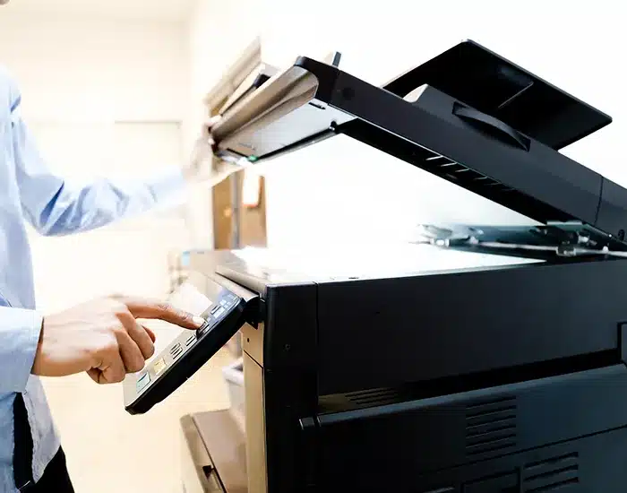 Dipendente usa stampante multifunzione per inviare un fax