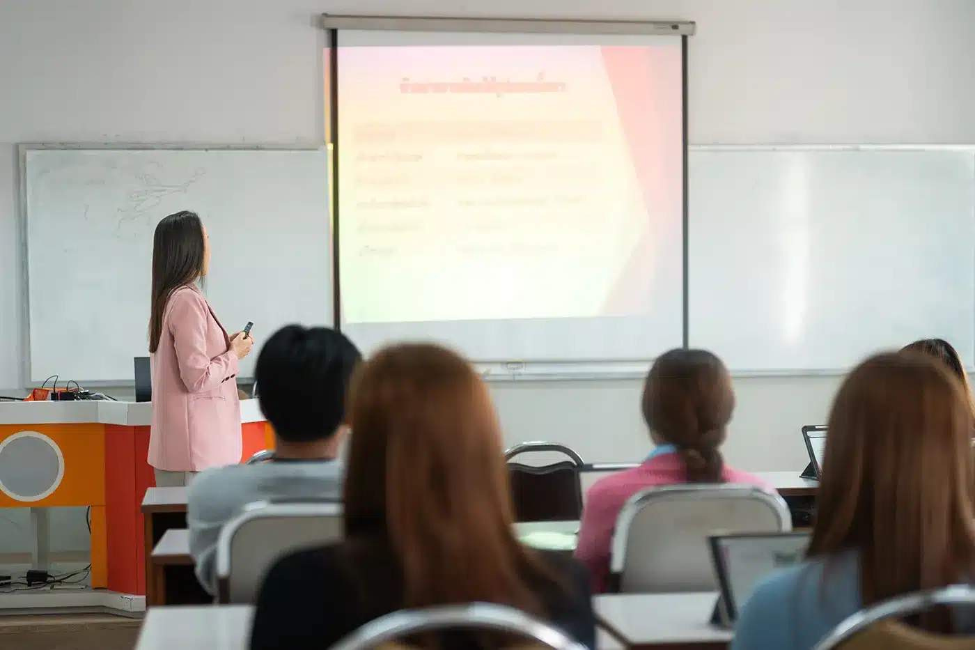 Insegnante e alunni guardano il videoproiettore