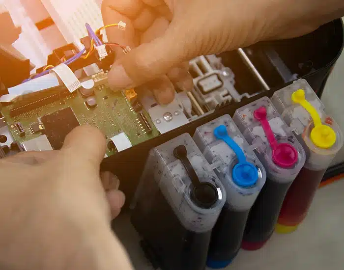 Operatore di Mogni Srl installa una stampante multifunzione