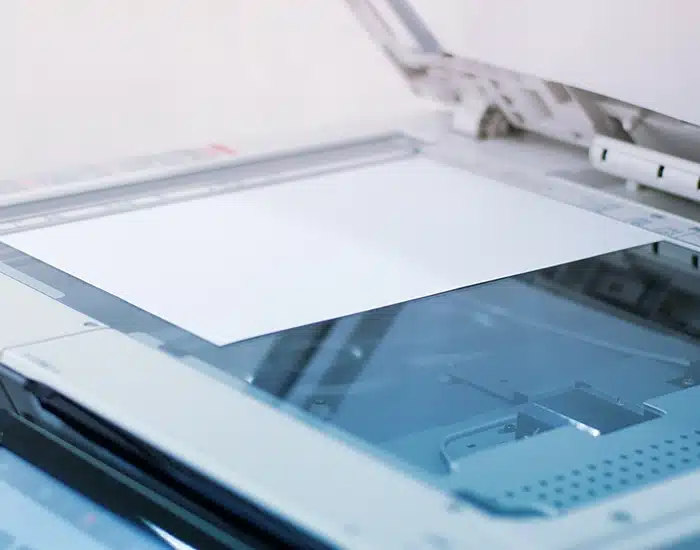 Primo piano di una stampante multifunzione aperta con foglio