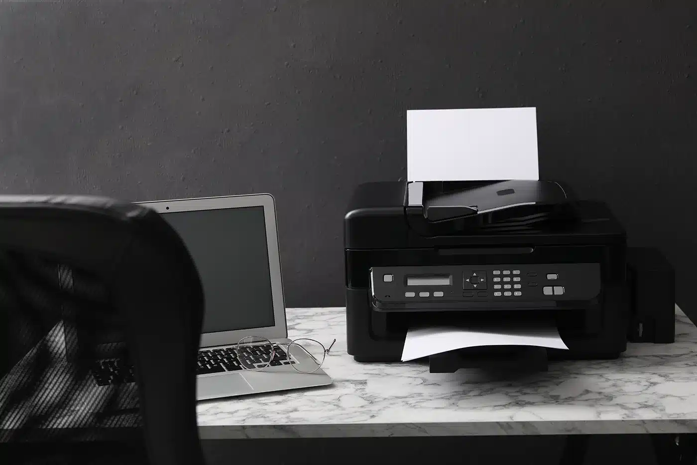 Sedia ergonomica computer e stampante in ufficio a Pavia